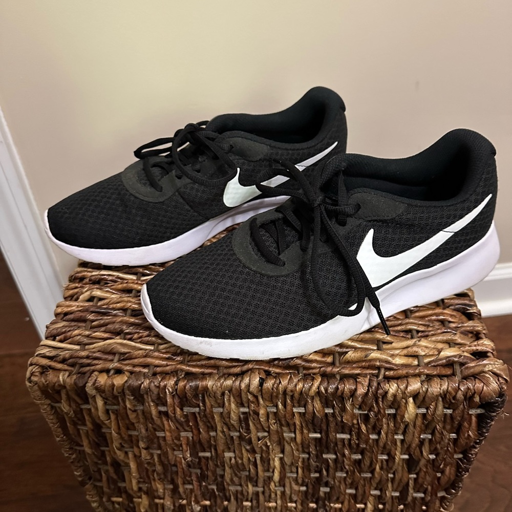 Nike women Tanjun Running Shoe. Size 8 1/2.